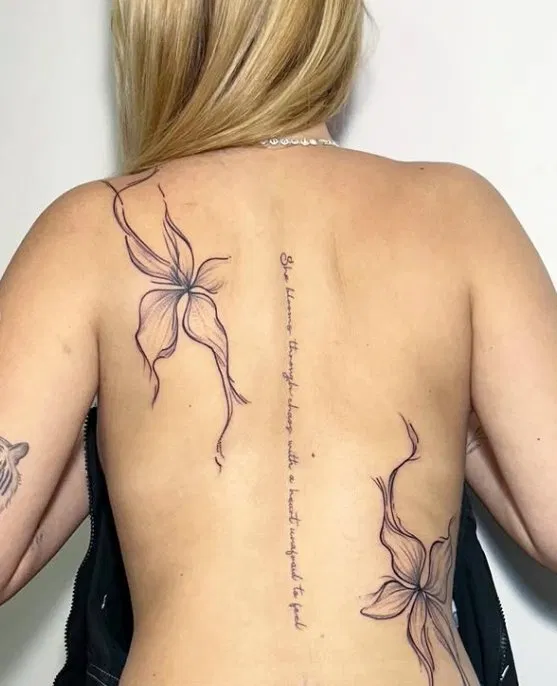 Tattoo delicada costas